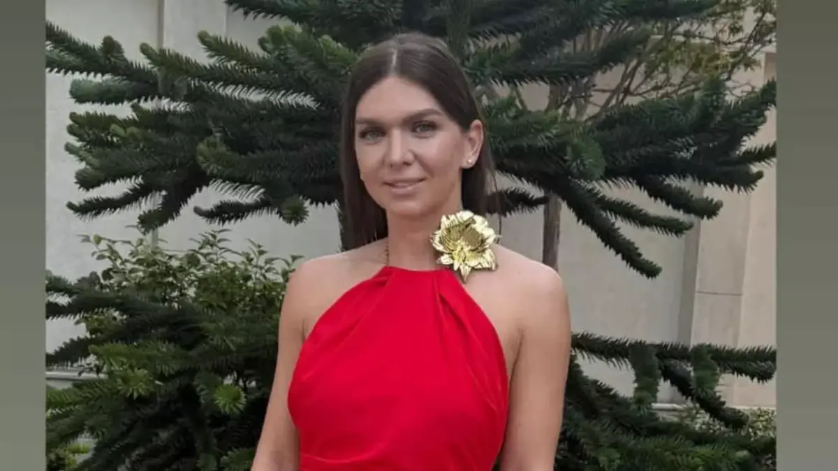 Apariția Simonei Halep într-o rochie roșie, cu spatele gol. Cât costă ținuta elegantă, la care a asortat o geantă de peste 10.000 de euro