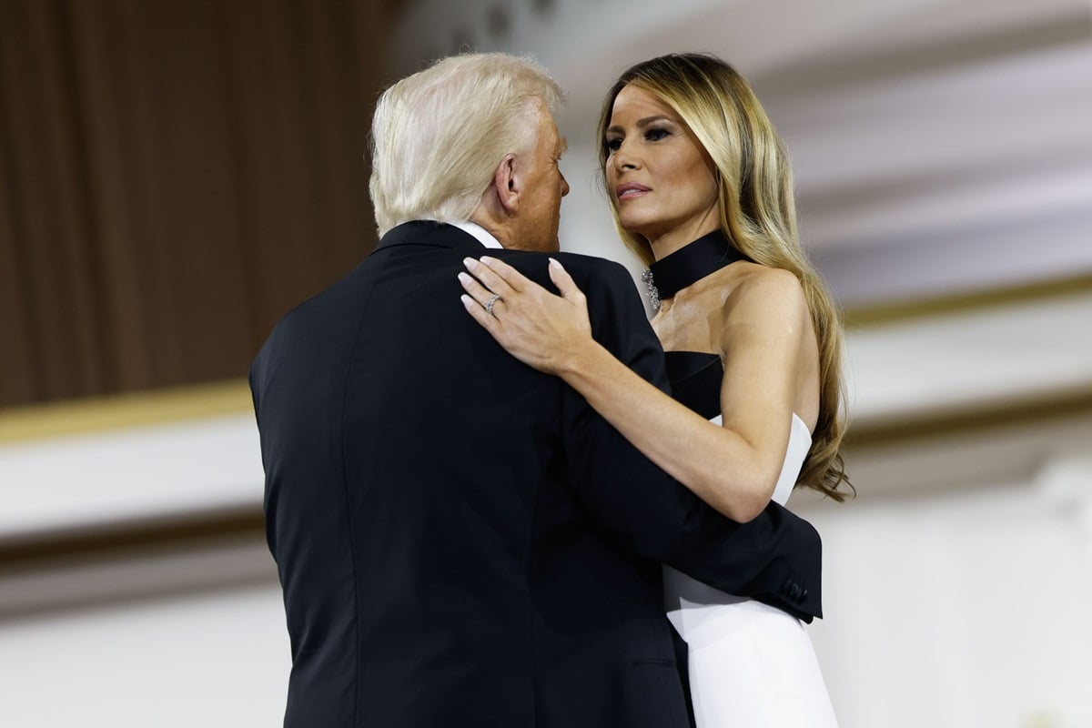 Rochia purtată de Melania Trump la balul inaugural al lui Donald Trump. Cine e designerul care i-a creat ținuta alb-negru, cu choker la gât