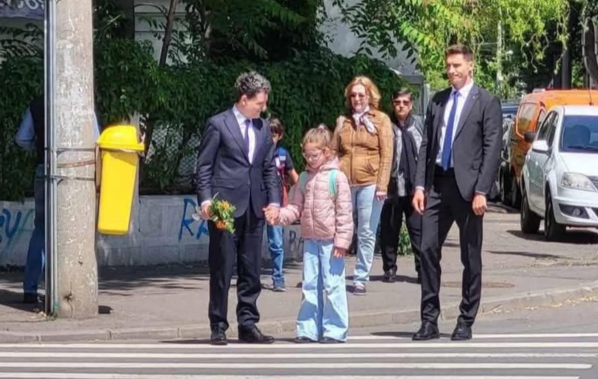 Însoțit de un agent SPP, Nicușor Dan și-a dus fetița la școală de dimineață. Ce a avut în mână noul președinte al României