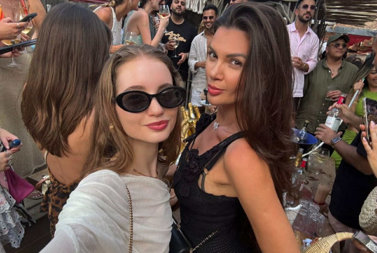 Cum a apărut Irina Columbeanu cu Ramona Gabor, mătușa ei, în Saint-Tropez. Tânăra s-a pozat în costum de baie, apoi în rochie de seară