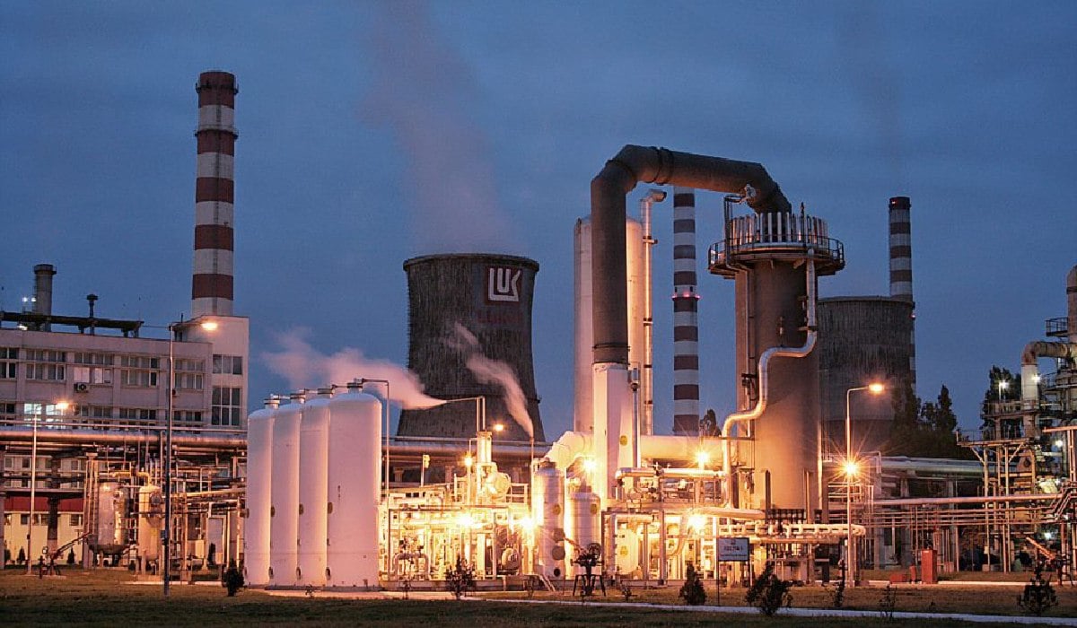 Ce opțiuni are România pentru rafinăria Petrotel și benzinăriile Lukoil. SOCAR, posibil cumpărător într-o vânzare viitoare