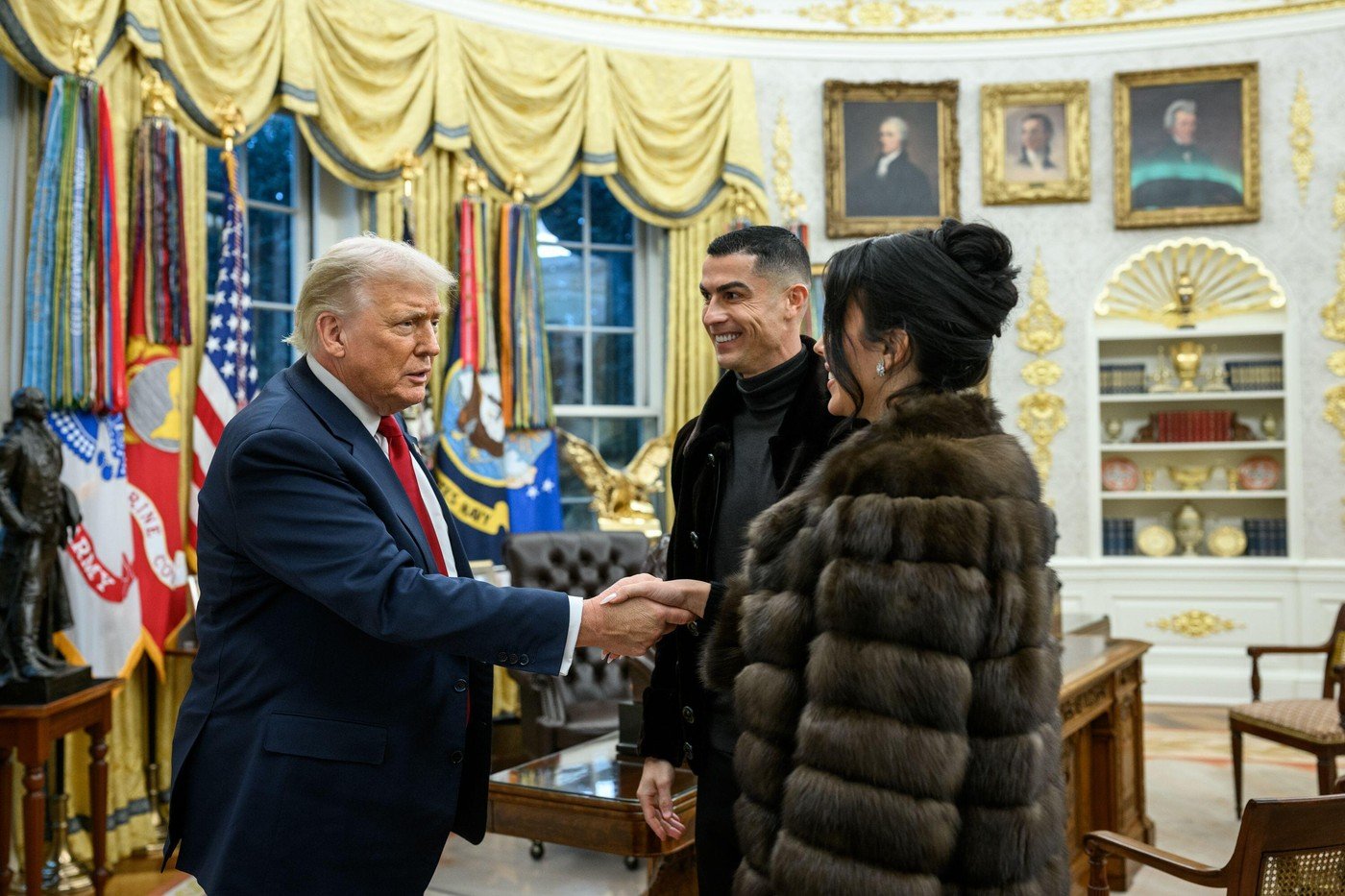 Cum s-a îmbrăcat Georgina Rodriguez la întâlnirea cu Donald Trump în Biroul Oval de la Casa Albă. Inelul de 3 milioane de dolari l-a avut pe deget