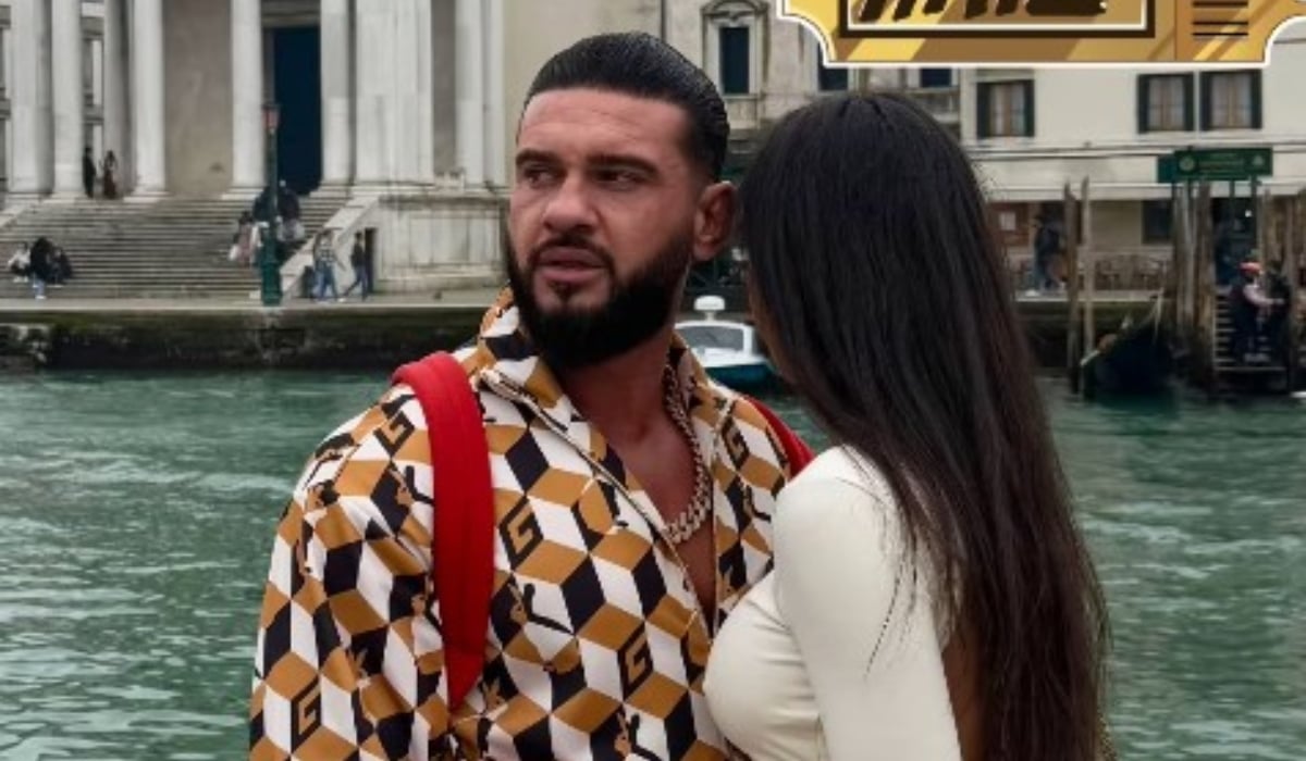 Decorațiunea imensă pe care Dorian Popa o va pune pe casă, înainte de Crăciun. A fost adusă pe platformă. Artistul vrea să iasă din tipare