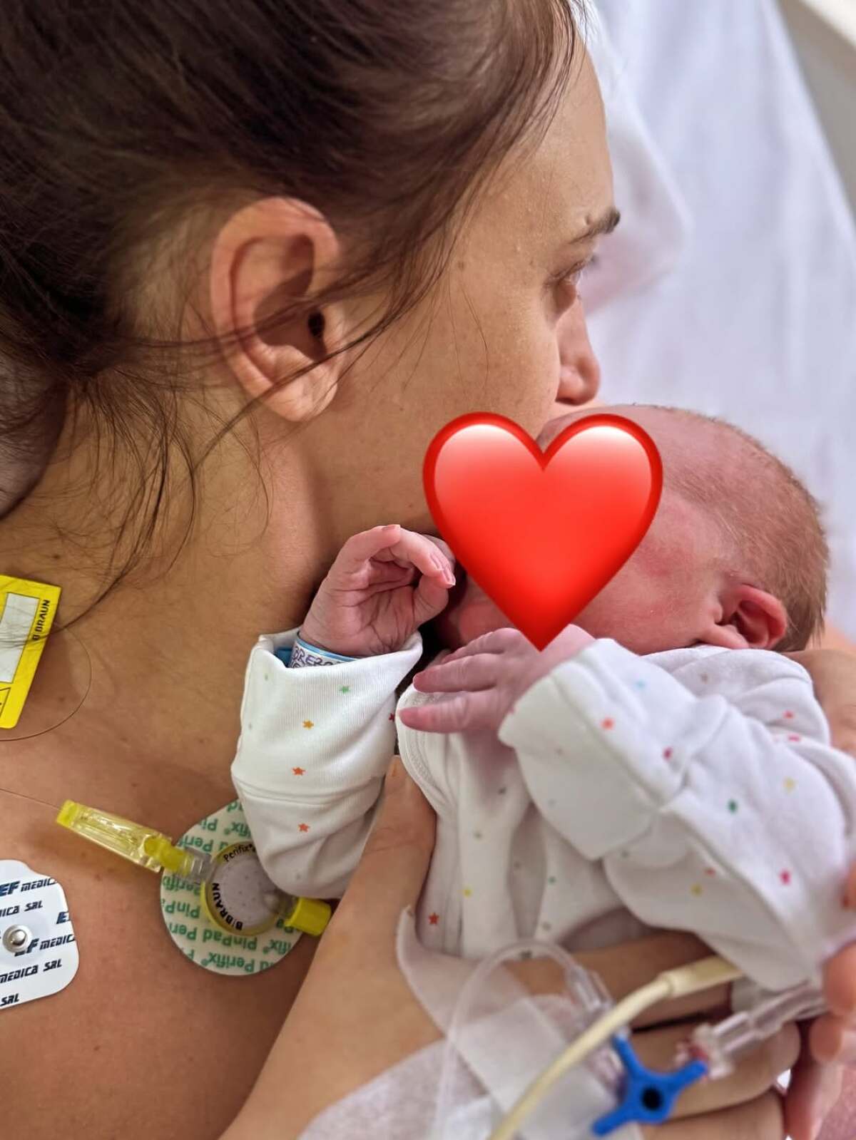 Este în culmea fericirii! Vedeta noastră a născut un băiețel perfect sănătos și a dezvăluit primele imagini cu acesta