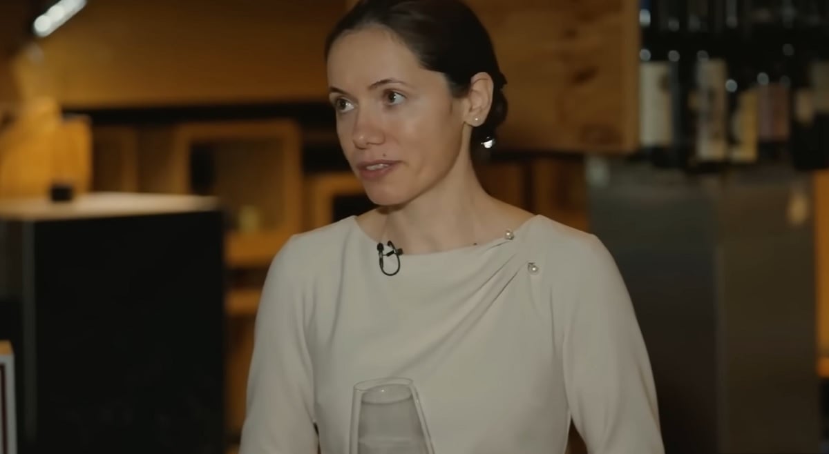 Cât costă rochia purtată de Mirabela Grădinaru la TV. Nu e prima dată când partenera lui Nicușor Dan se îmbracă așa