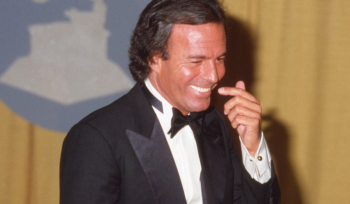 Ce se întâmpla în „vila terorii” a lui Julio Iglesias. Acuzațiile grave împotriva cântărețului zguduie Spania