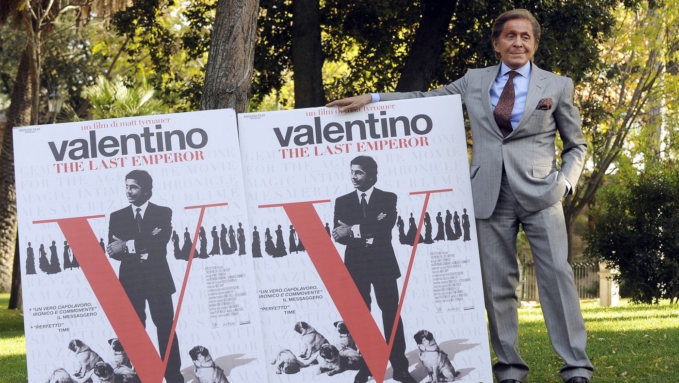 Designerul italian Valentino a murit la vârsta de 93 de ani. Povestea creatorului care a redefinit eleganța italiană și roșul iconic